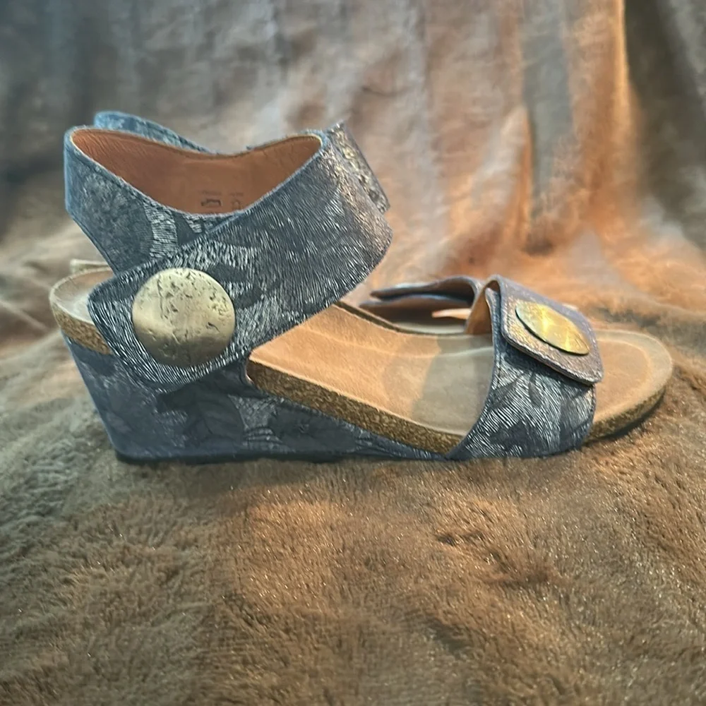 TAOS  Carousel 2 Blue Floral Leather Wedge Sz 7/7.5